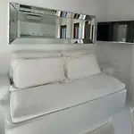 Lägenhet White Luxury With Shared Pool Downtown *