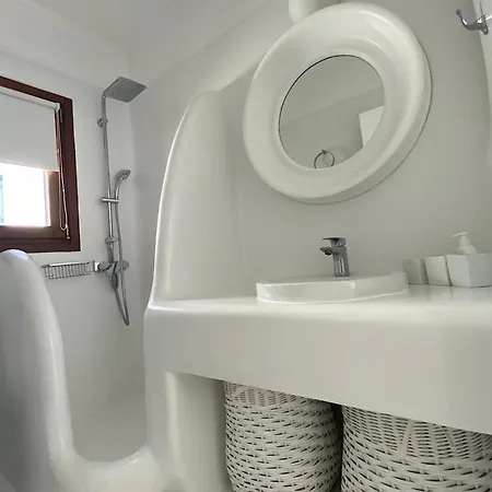 White Luxury With Shared Pool Downtown