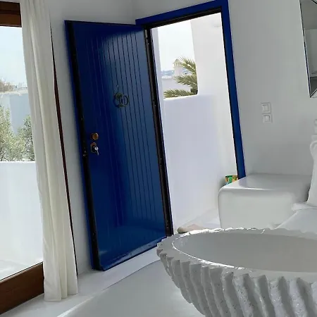 White Luxury With Shared Pool Downtown *