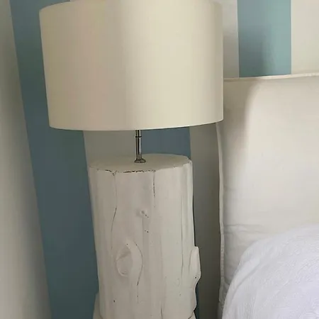 White Luxury With Shared Pool Downtown Apartman